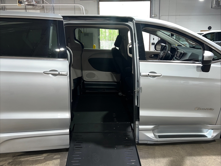 Silver Chrysler Voyager image number 3
