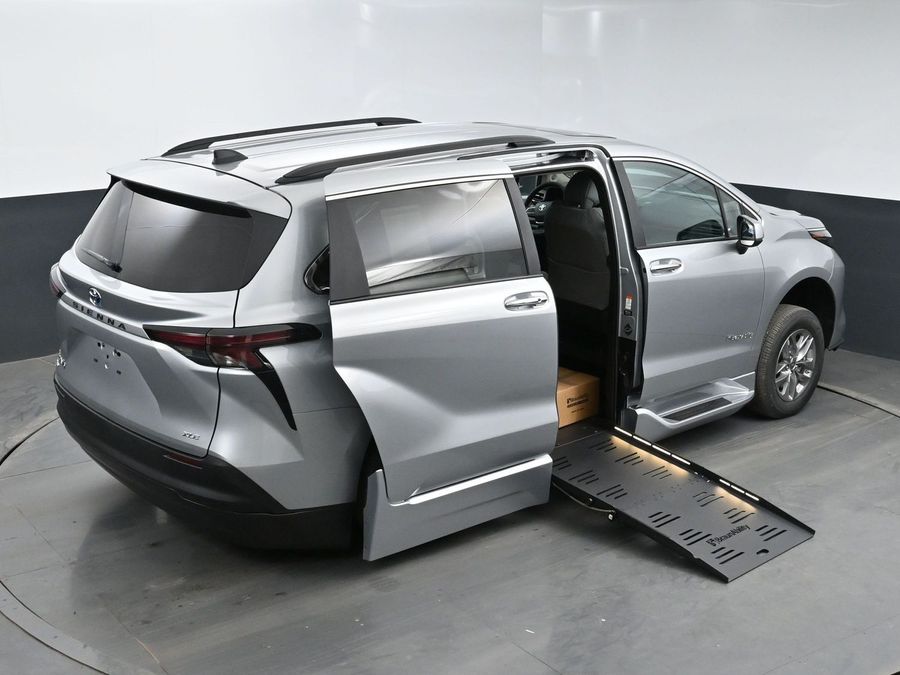New 2025 Toyota Sienna Hybrid XLE Plus - BraunAbility Side Entry Entry Fold Out Automatic Ramp