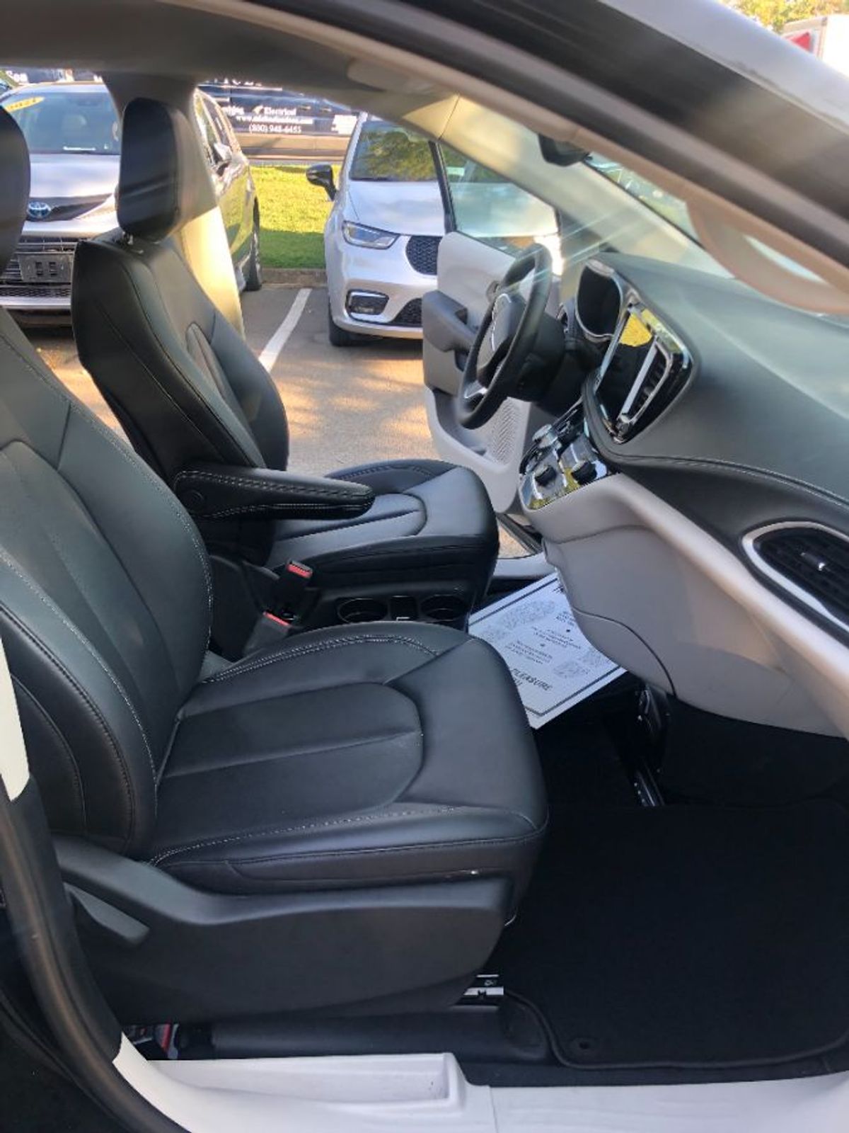 Black Chrysler Pacifica image number 5