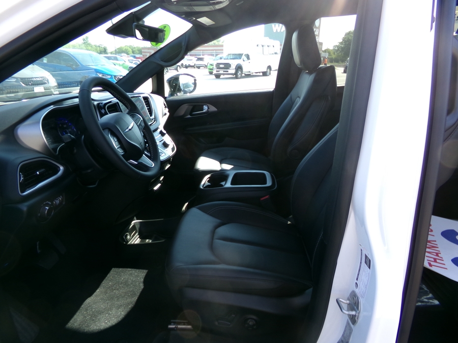 White Chrysler Voyager image number 10
