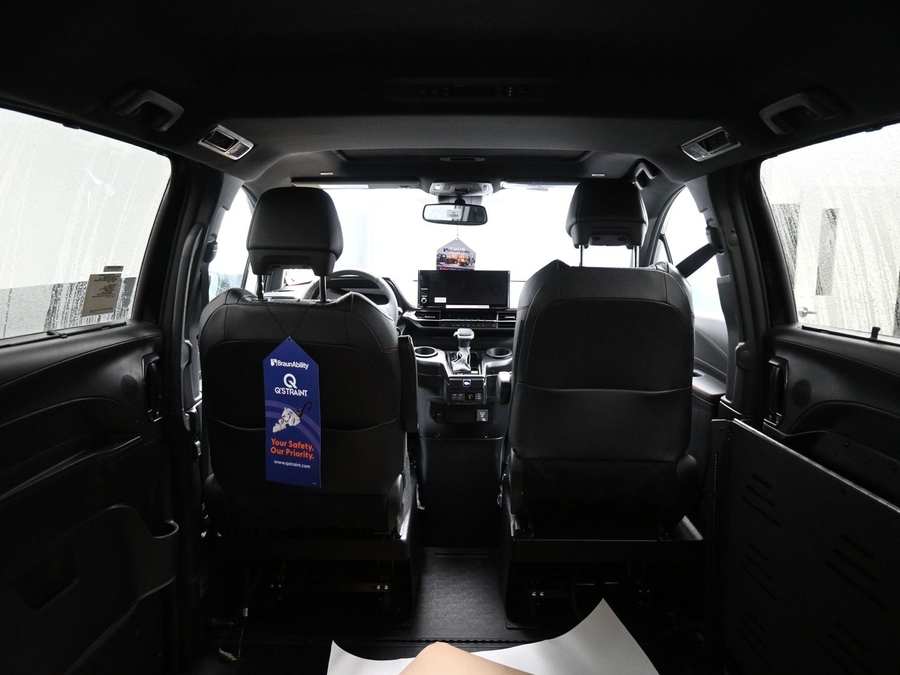 New 2025 Toyota Sienna Hybrid XSE Sport - BraunAbility Side Entry Entry Fold Out Automatic Ramp