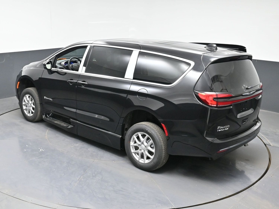 New 2026 Chrysler Pacifica Select Plus - BraunAbility Side Entry Entry Fold Out Automatic Ramp