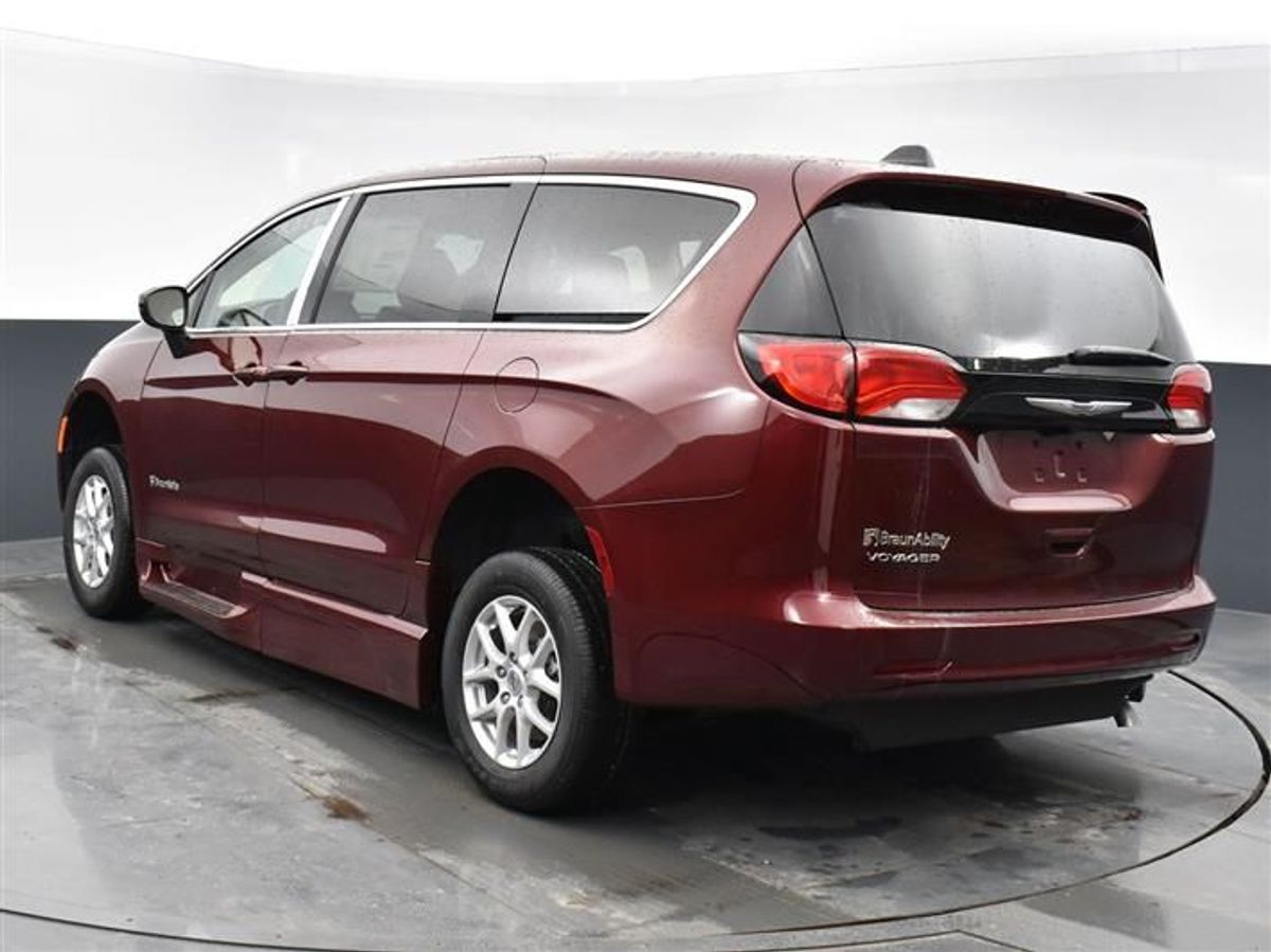 Red Chrysler Voyager image number 11