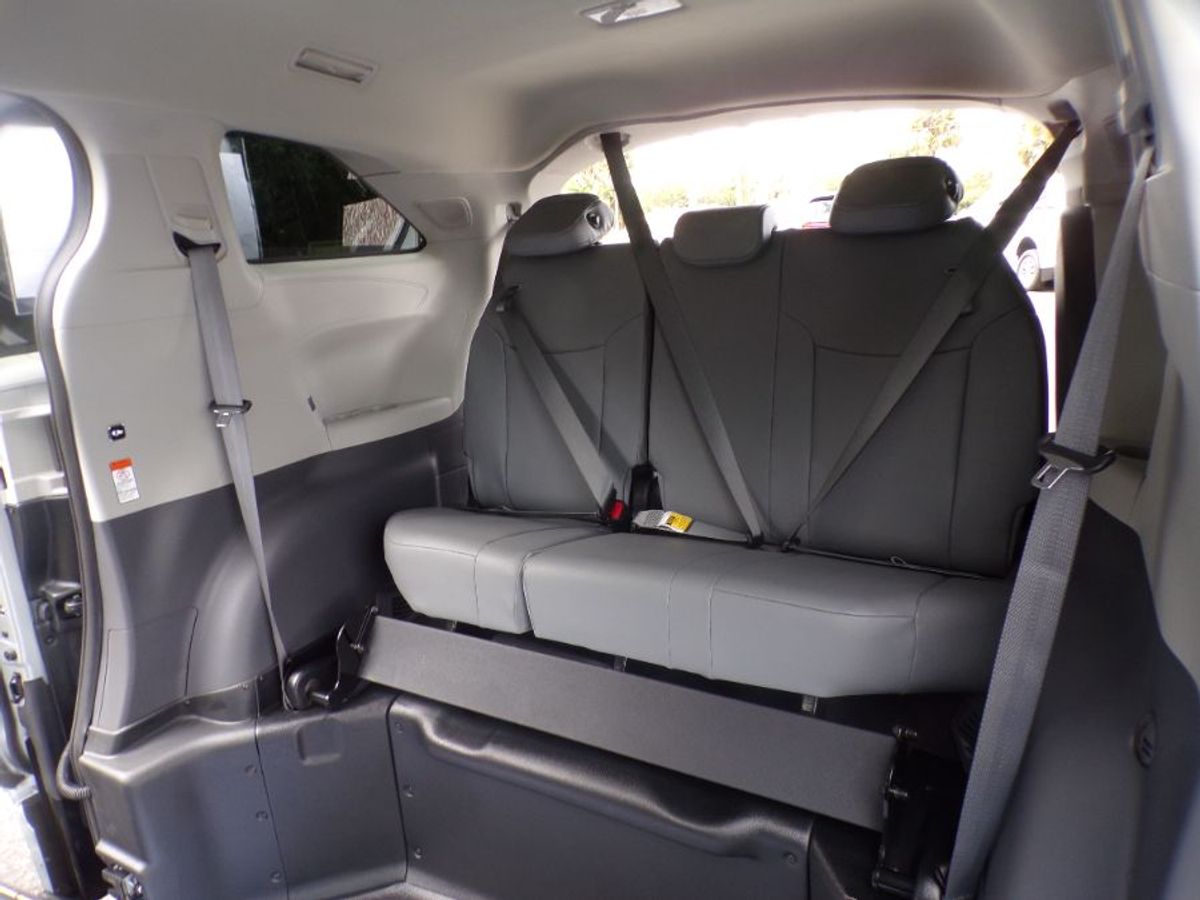 Silver Toyota Sienna image number 7