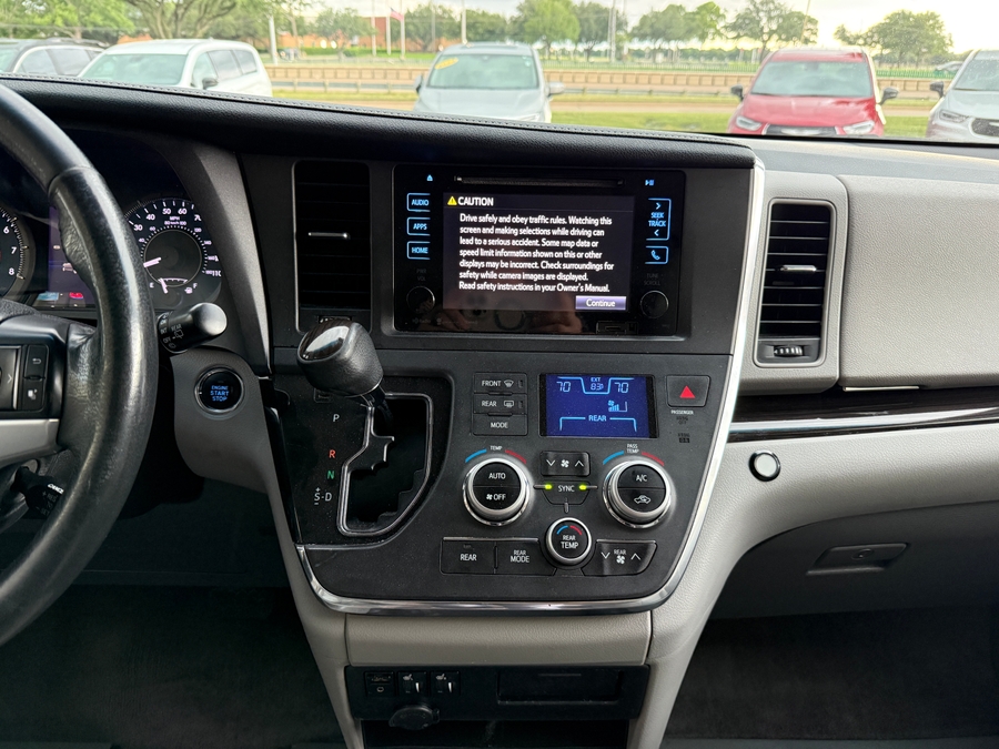 2017 Toyota Sienna XLE - Photo 8