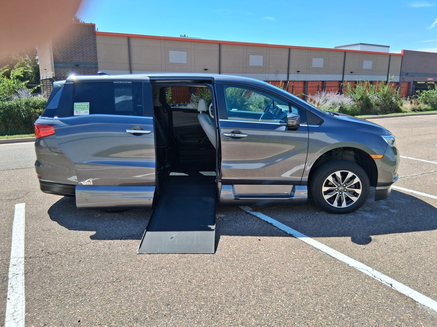 Grey Honda Odyssey image number 11