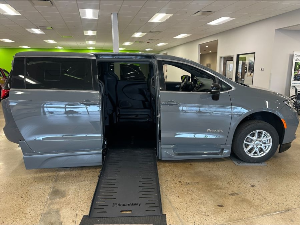 2025 CHRYSLER PACIFICA - Image 1