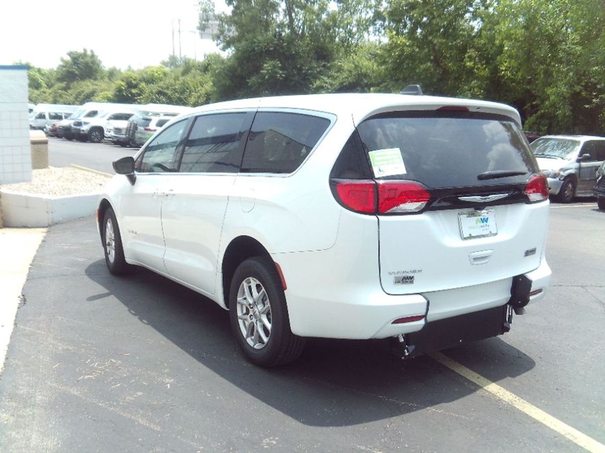 2024 CHRYSLER VOYAGER - Image 2