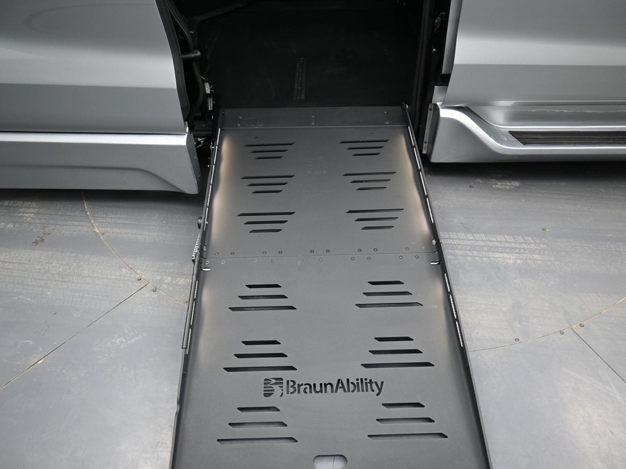 Silver Toyota Sienna image number 10