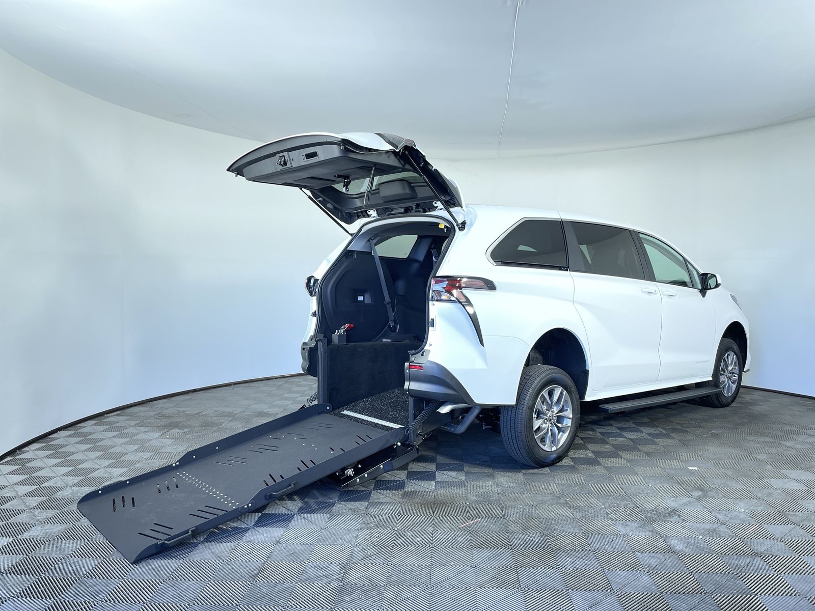 2025 Toyota Sienna FWD LE ST