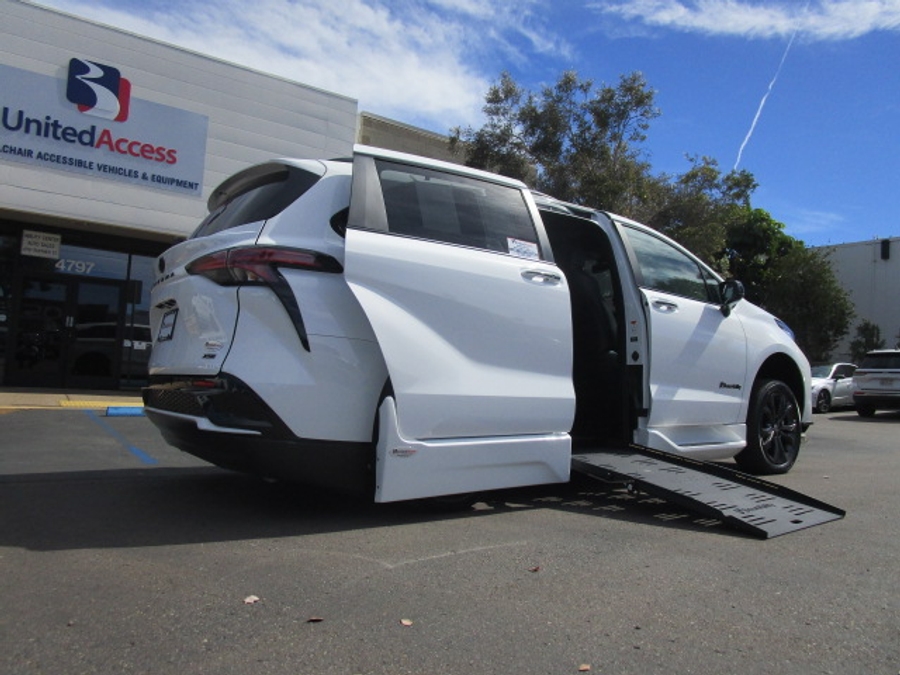 New 2025 Toyota Sienna Hybrid XSE Sport - BraunAbility Side Entry Entry Fold Out Automatic Ramp