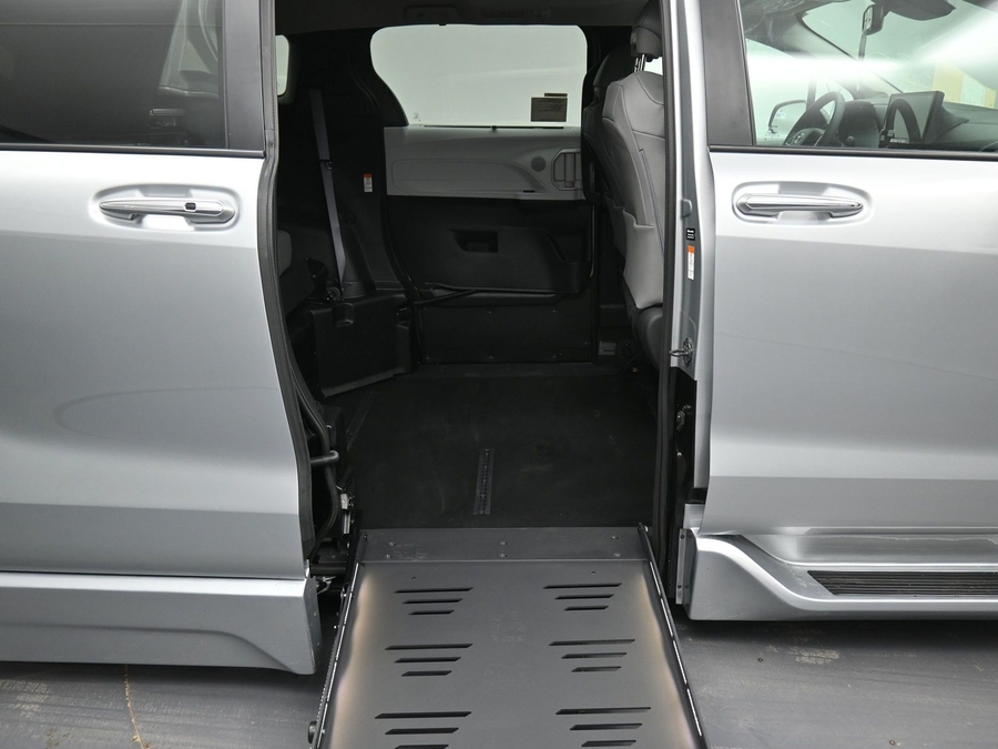 Silver Toyota Sienna image number 11