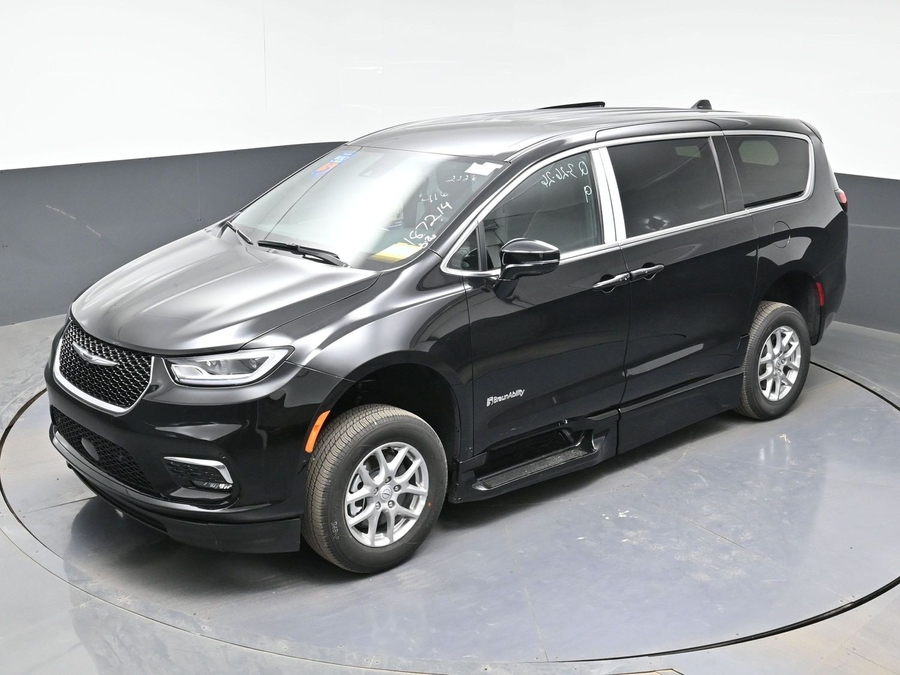Black Chrysler Pacifica image number 20