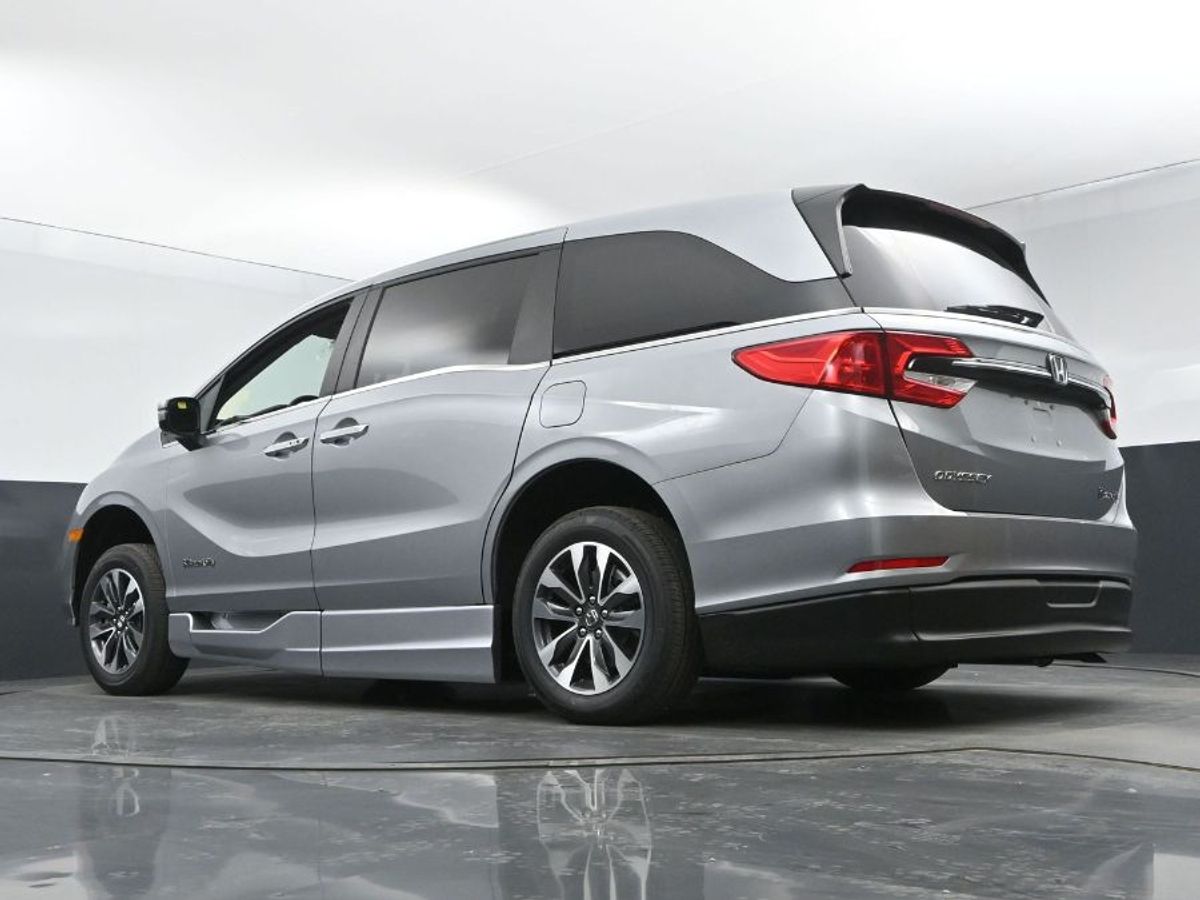 Silver Honda Odyssey image number 11