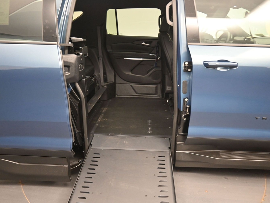 New 2026 Chevrolet Traverse 1LT Midnight - BraunAbility Side Entry In Floor Automatic Ramp