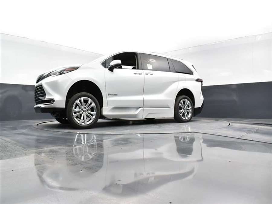 New 2025 Toyota Sienna Hybrid Platinum - BraunAbility Side Entry Entry Fold Out Automatic Ramp