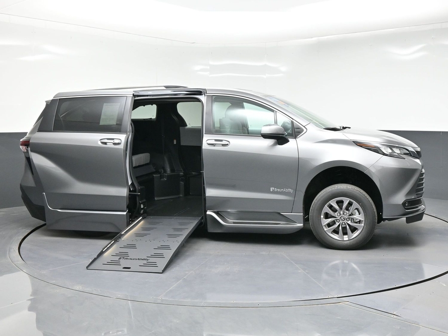 New 2026 Toyota Sienna Hybrid XLE Add - BraunAbility Side Entry Entry Fold Out Automatic Ramp