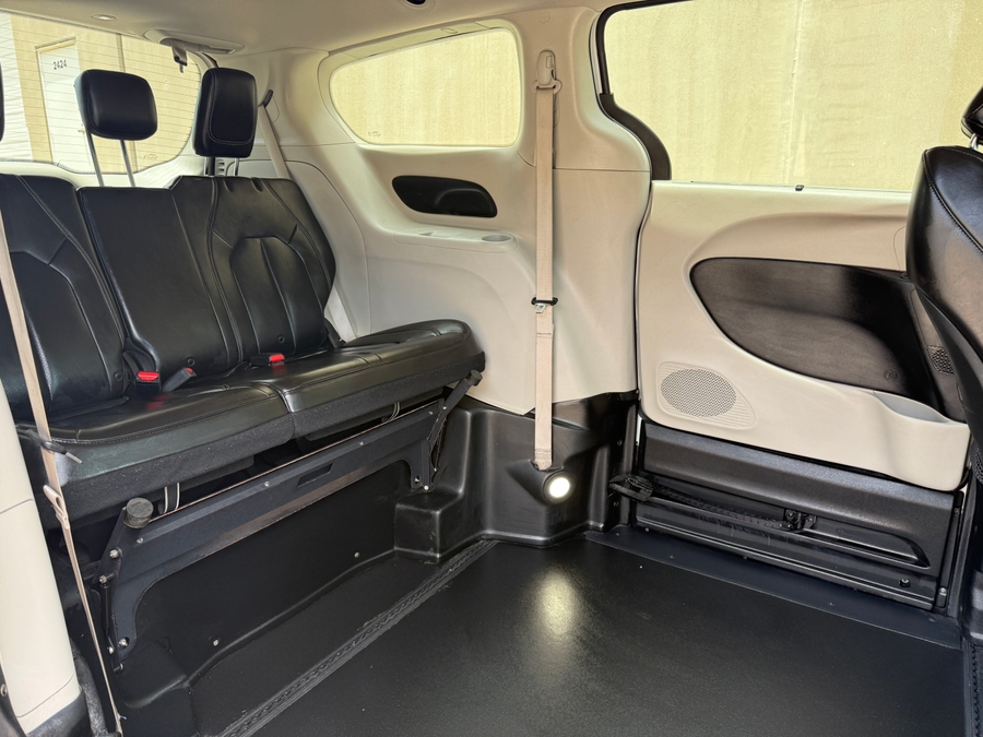 Used 2021 Chrysler Voyager LXi - BraunAbility Commercial Side Entry Entry Fold Out Manual Ramp