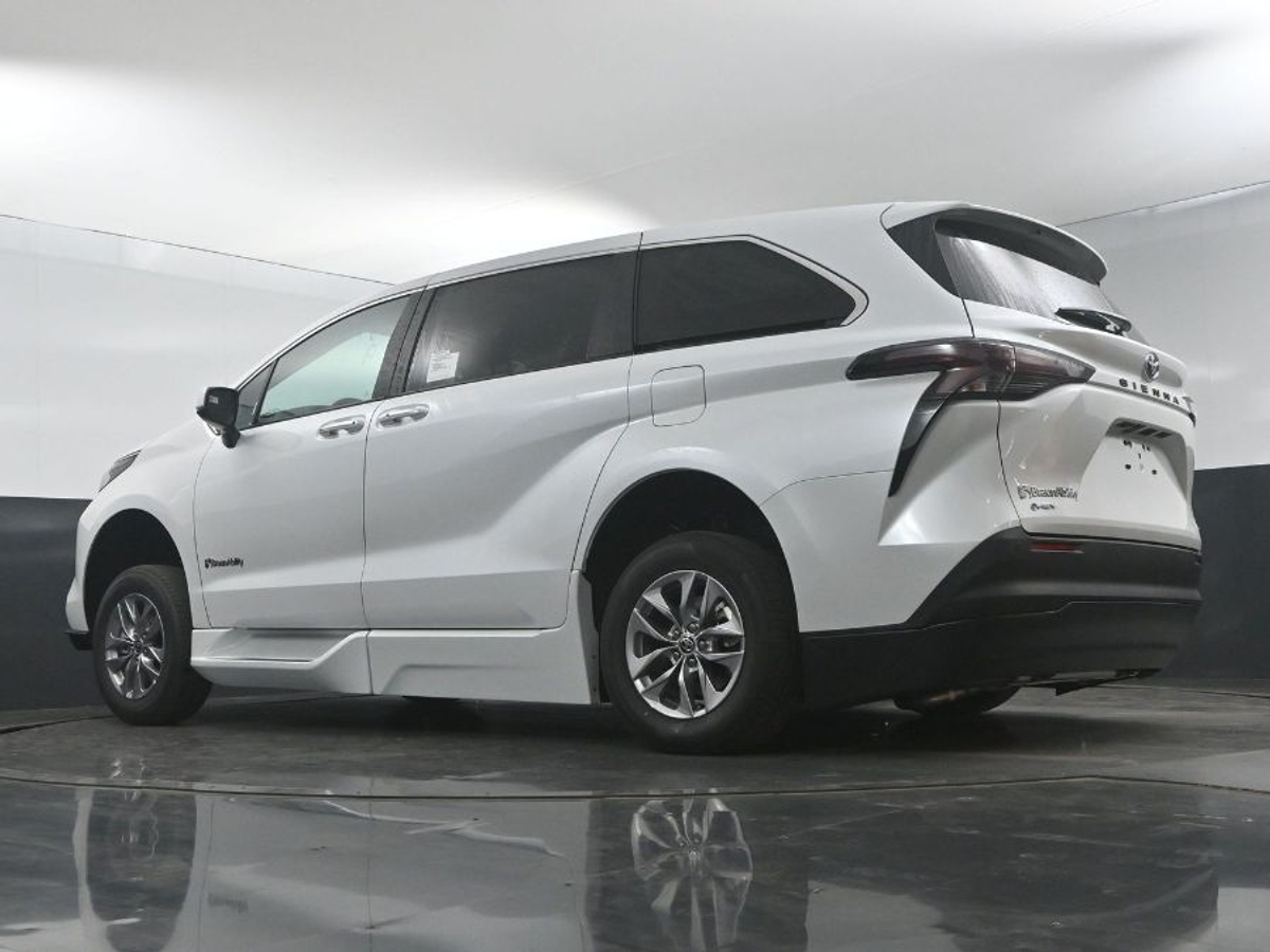 White Toyota Sienna image number 19