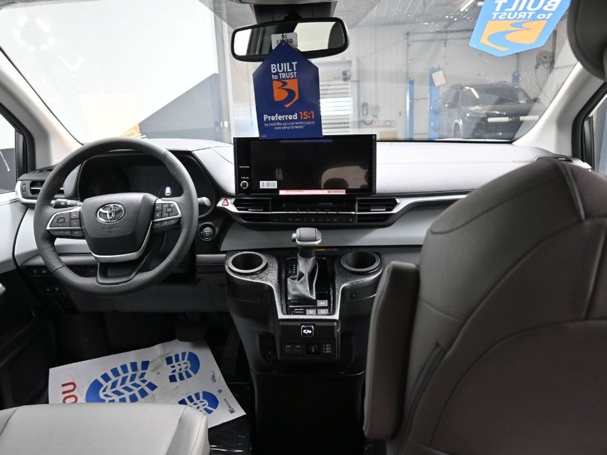 2025 TOYOTA SIENNA - Image 13