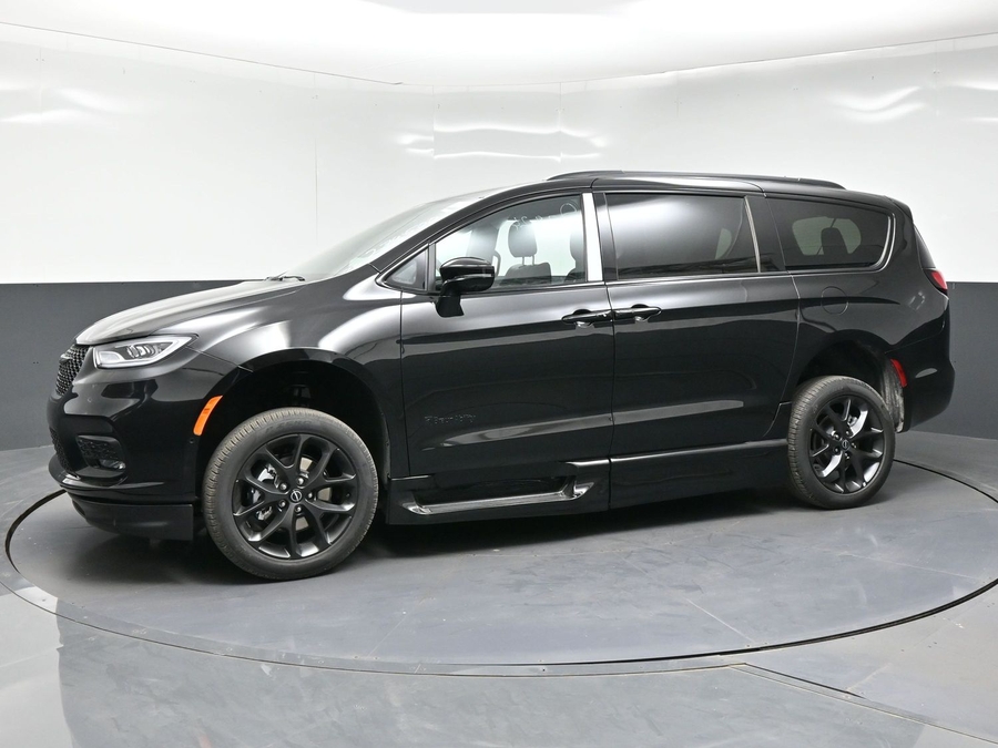 New 2026 Chrysler Pacifica Select Sport - BraunAbility Side Entry Fold Out Automatic Ramp