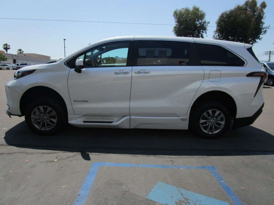 New 2025 Toyota Sienna Hybrid XLE Base - BraunAbility Side Entry Entry Fold Out Automatic Ramp