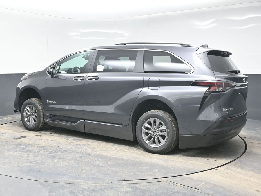 Grey Toyota Sienna image number 3