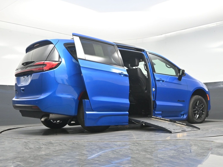 New 2027 Chrysler Pacifica Select Sport - BraunAbility Side Entry Fold Out Automatic Ramp