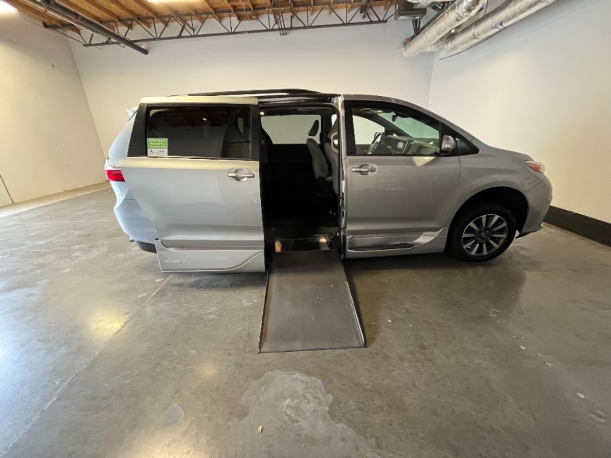 2019 Toyota Sienna XLE
