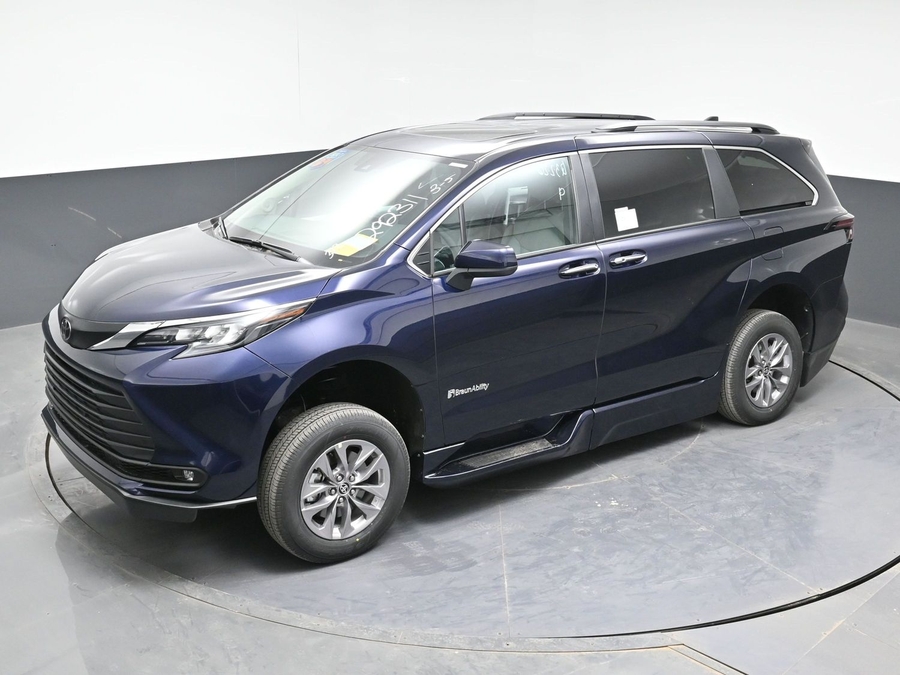 New 2026 Toyota Sienna Hybrid XLE Plus - BraunAbility Side Entry Entry Fold Out Automatic Ramp