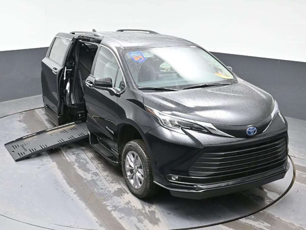 Black Toyota Sienna image number 25