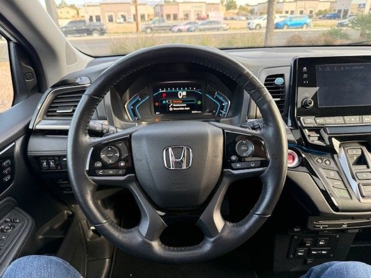 White Honda Odyssey image number 19