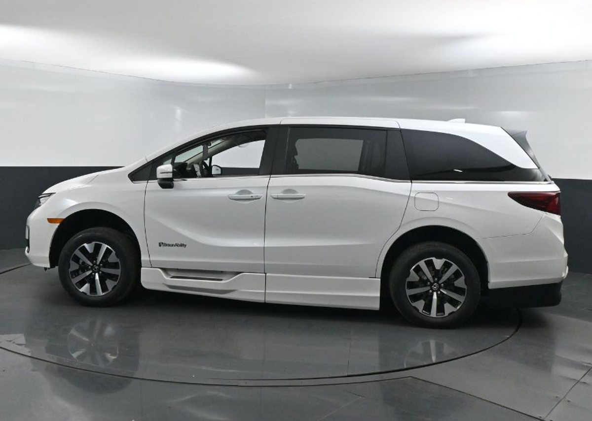 White Honda Odyssey image number 4