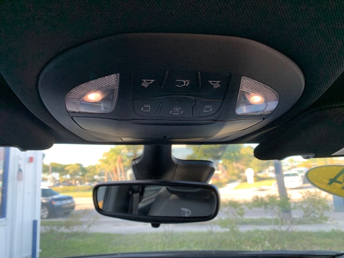 Black Chrysler Pacifica image number 13