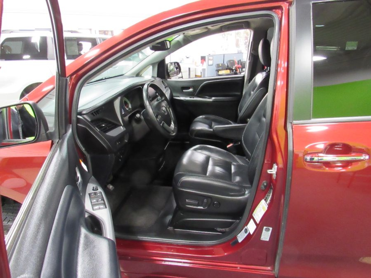 Red Toyota Sienna image number 2