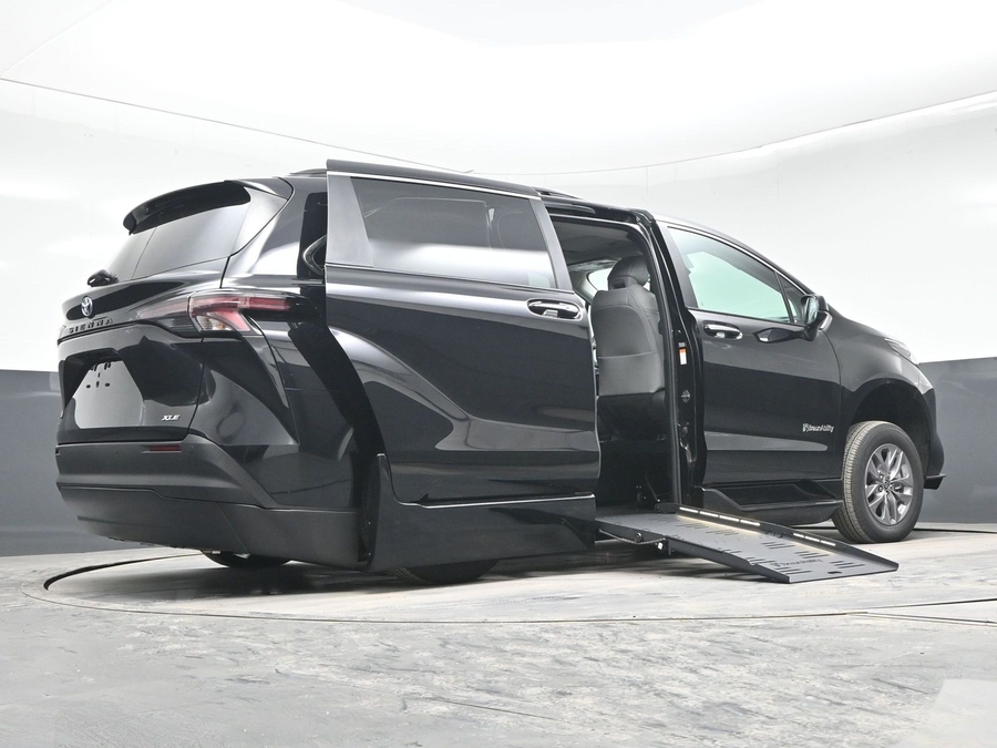 Black Toyota Sienna image number 21