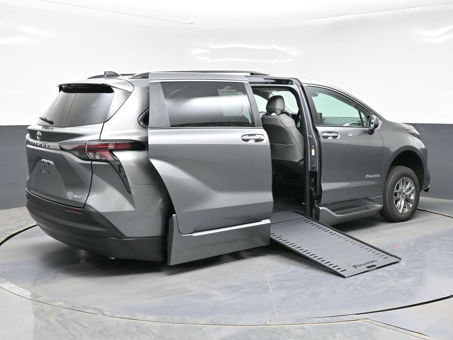 Grey Toyota Sienna image number 4