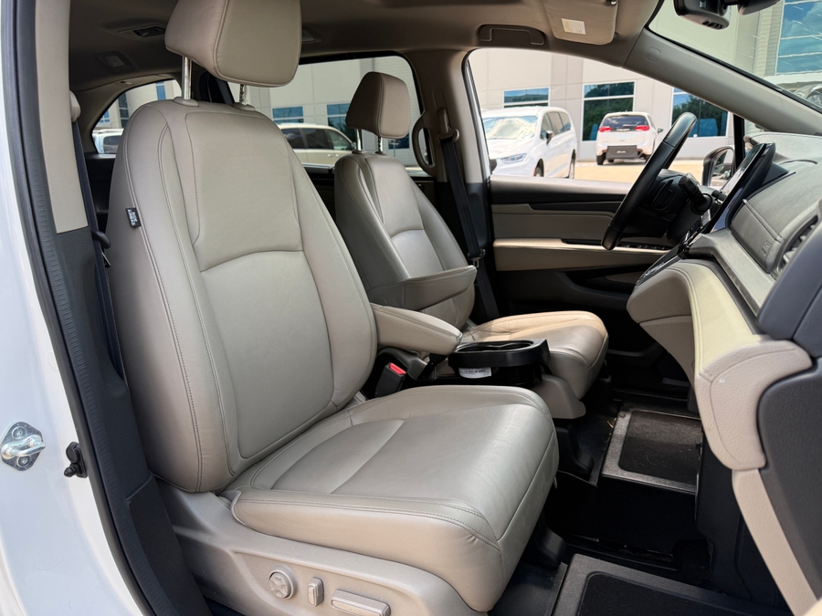 White Honda Odyssey image number 10