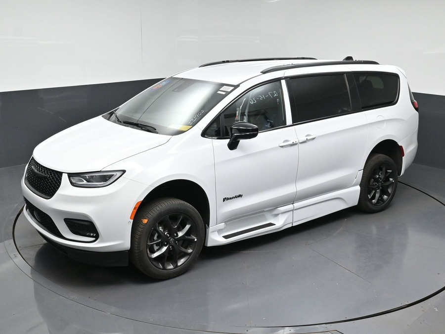New 2026 Chrysler Pacifica Select Sport - BraunAbility Side Entry Fold Out Automatic Ramp