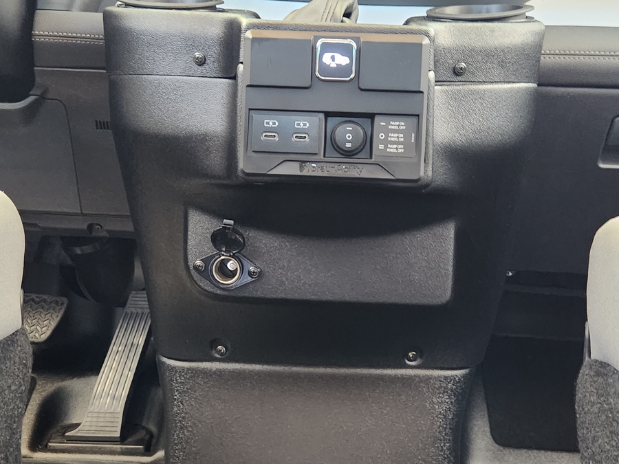 Grey Toyota Sienna image number 8