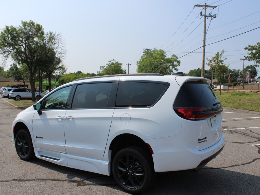White Chrysler Pacifica image number 8