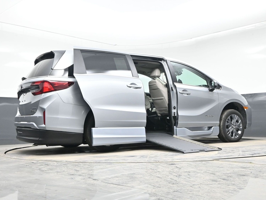 Silver Honda Odyssey image number 21