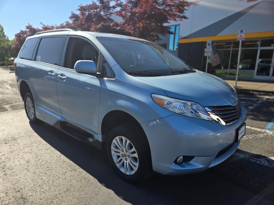 Used 2015 Toyota Sienna XLE - VMI Side Entry Entry In Floor Automatic Ramp