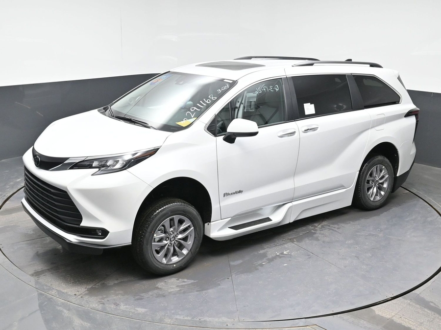 New 2026 Toyota Sienna Hybrid XLE Add - BraunAbility Side Entry Entry Fold Out Automatic Ramp