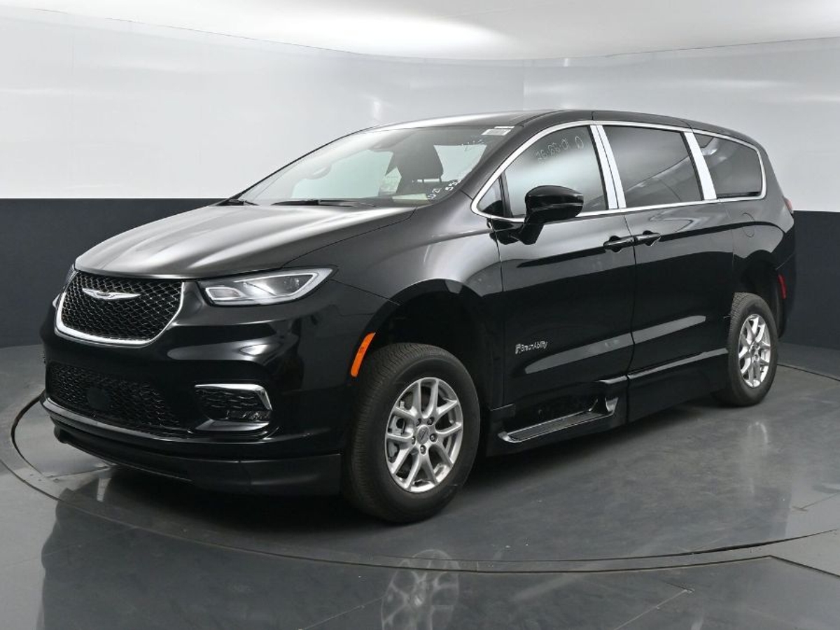 Black Chrysler Pacifica image number 2