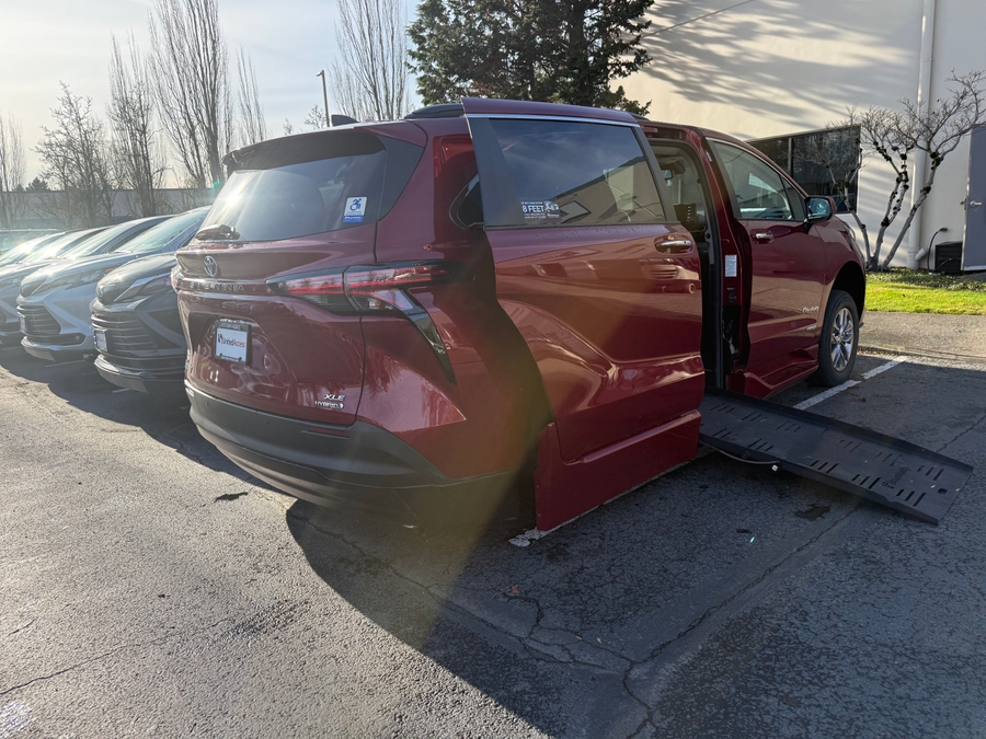 Used 2021 Toyota Sienna Hybrid XLE Base - BraunAbility Side Entry Entry Fold Out Automatic Ramp