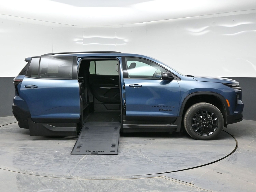 New 2025 Chevrolet Traverse 1LT Midnight - BraunAbility Side Entry Entry In Floor Automatic Ramp