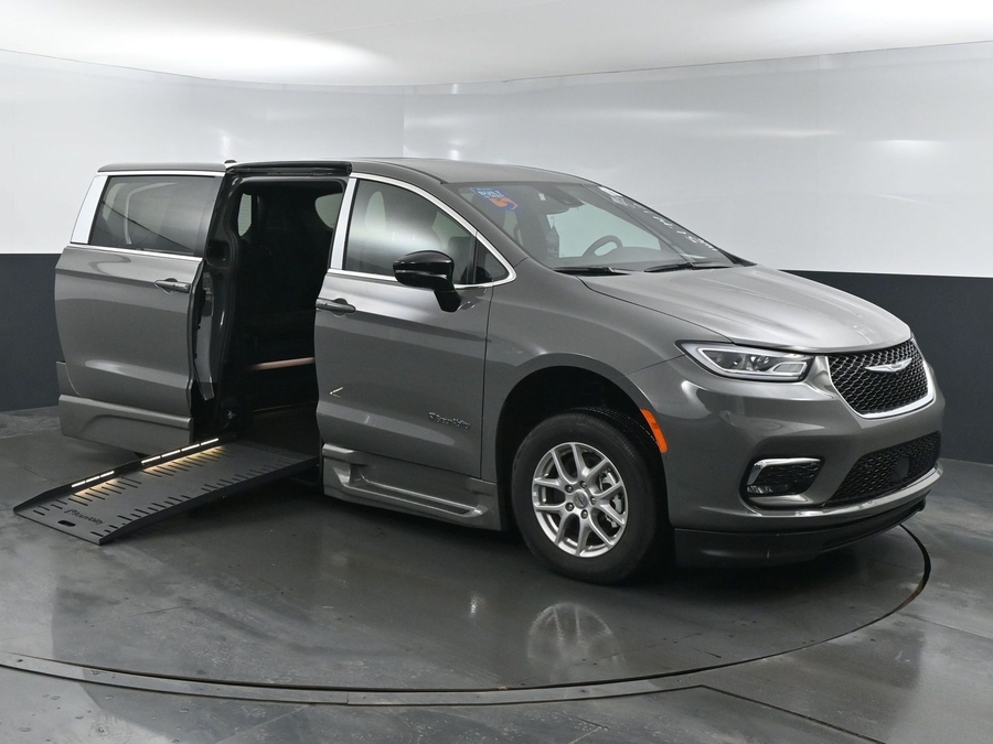 New 2025 Chrysler Pacifica Select Safety - BraunAbility Side Entry Entry Fold Out Automatic Ramp