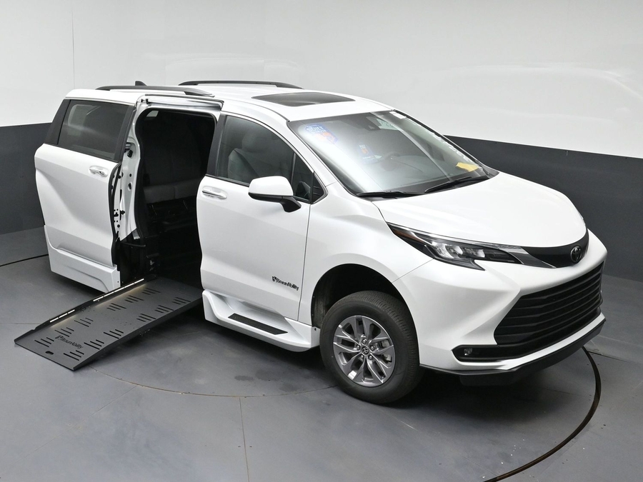 New 2026 Toyota Sienna Hybrid XLE Base - BraunAbility Side Entry Fold Out Automatic Ramp