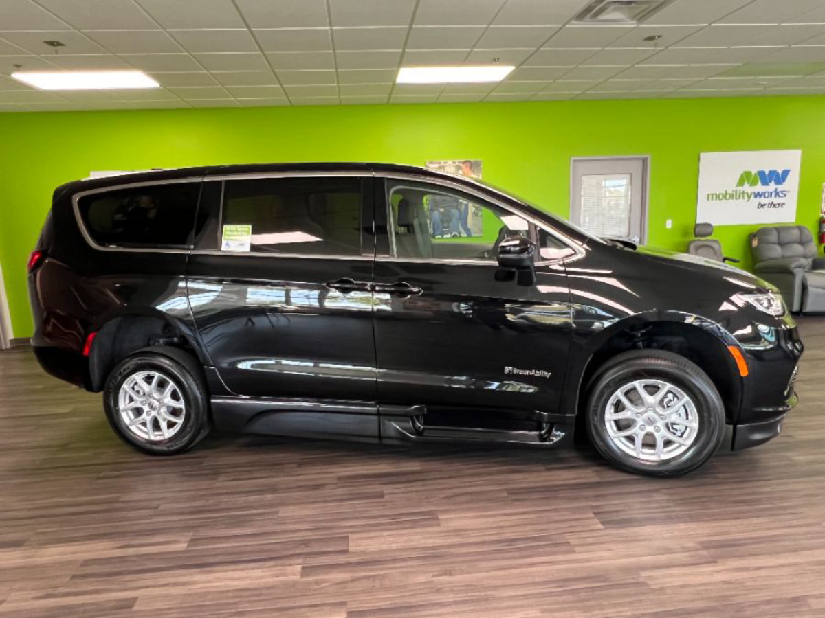 2023 CHRYSLER PACIFICA - Image 10